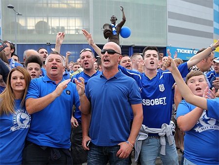 CĐV Cardiff hưng phấn khi đội nhà tiếp đón đội bóng lớn Man City