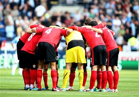 CĐV Cardiff hưng phấn khi đội nhà tiếp đón đội bóng lớn Man City