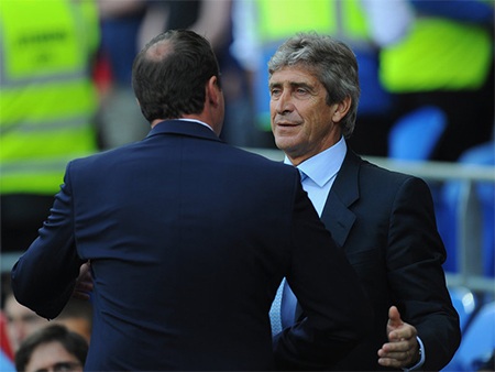 Hai chiến lược gia bắt tay nhau trước trận