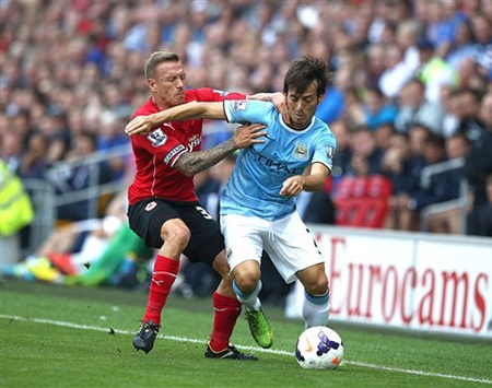 Silva tranh bóng cùng Bellamy. Man City kiểm soát bóng nhiều hơn nhưng lại bế tắc trong tấn công