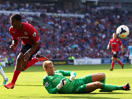 Joe Hart cứu thua cho Man City trước pha dứt điểm của Campbell