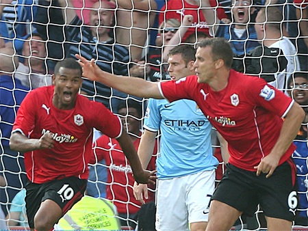 Có lẽ hàng thủ Man City đã chủ quan bởi trong hiệp đầu Campell chơi quá tồi nên không ai kèm anh