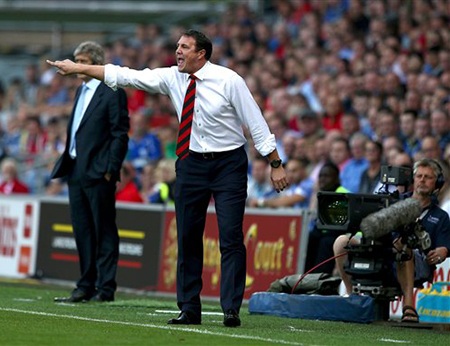 HLV Cardiff ra sức chỉ đạo học trò trong khi Pellgrini đứng lặng nhìn