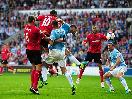 Campbell tiếp tục ghi bàn sau một tình huống phạt góc