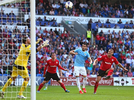 Negredo ghi bàn rút ngắn tỷ số xuống 2-3 ở phút bù giờ