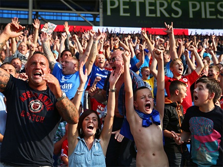 CĐV Cardiff vui mừng với thắng lợi của đội nhà