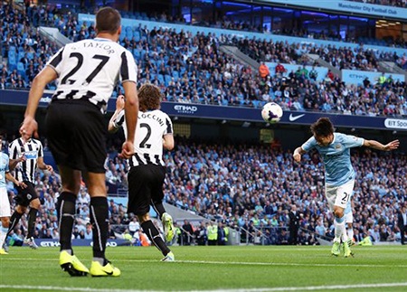 Tân binh Navas có trận đầu tiên cho Man City tại Premier League, anh đảm nhận cánh phải