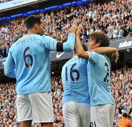 Các đồng đội chia vui với tiền vệ người Tây Ban Nha