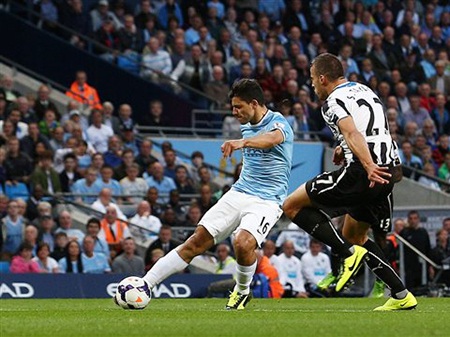 Phút 22, Aguero xử lý tinh tế với một pha đi bóng và sút chéo góc