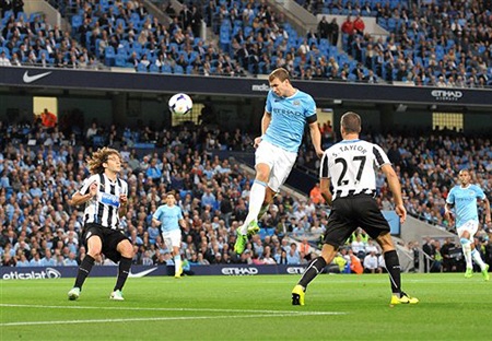 Dzeko ở trận đấu này là tiền đạo cắm, nhưng anh chỉ có duyên ở khâu kiến tạo (3 bàn)