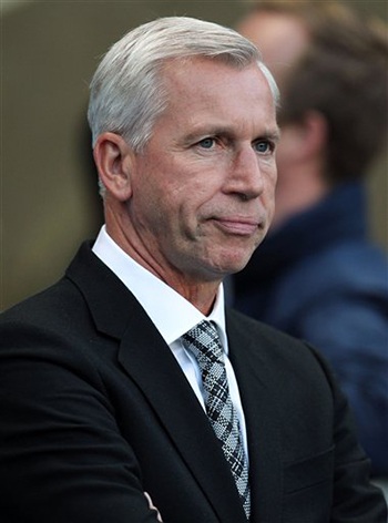 Sự thất vọng rõ nét của Pardew khi đội bóng của ông thảm bại