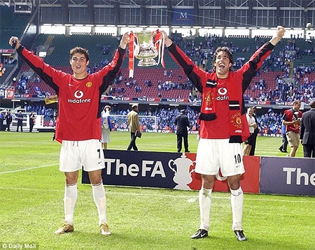 10 năm: C.Ronaldo leo lên đỉnh thế giới từ kẻ vô danh - 1 Ronaldo và Van Nistelrooy cùng nâng cao chiếc cúp FA