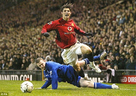 10 năm: C.Ronaldo leo lên đỉnh thế giới từ kẻ vô danh - 2 Rooney tranh bóng với Ronaldo, chỉ sau đó 1 năm 2 người đã là đồng đội