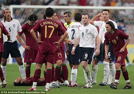 10 năm: C.Ronaldo leo lên đỉnh thế giới từ kẻ vô danh - 7 Hè 2006, Ronaldo đã hí hửng vì Rooney bị đuổi