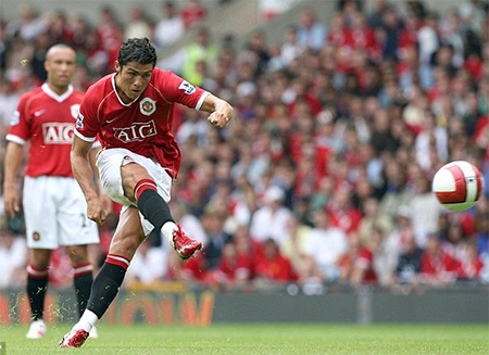 10 năm: C.Ronaldo leo lên đỉnh thế giới từ kẻ vô danh - 8 Ronaldo bắt đầu thiết lập phong cách đá phạt riêng