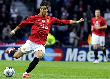 10 năm: C.Ronaldo leo lên đỉnh thế giới từ kẻ vô danh - 13 Bàn thắng từ khoảng cách gần 40m vào lưới Porto được bình chọn là bàn thắng đẹp nhất năm