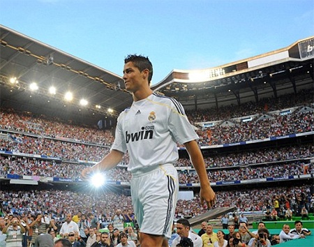 10 năm: C.Ronaldo leo lên đỉnh thế giới từ kẻ vô danh - 14 Ronaldo gia nhập Real Madrid với giá kỷ lục 80 triệu bảng