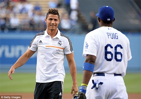 Ronaldo nói chuyện với Yasiel Puig, cầu thủ bắt bóng của đội LA Dodgers