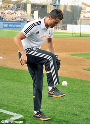 Tâng bóng là một kỹ năng các cầu thủ bóng đá được đào tạo