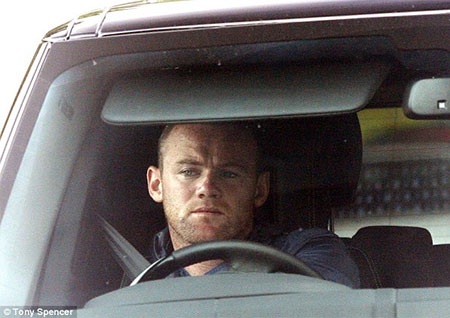 Rooney vẫn tới sân tập của MU tại Carrington hôm nay (6/8)