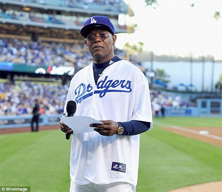và ngôi sao màn bạc Samuel L Jackson đọc đội hình ra sân của LA Dodgers