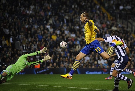Nicklas Bendtner: Sau 767 ngày mới lại là Pháo thủ