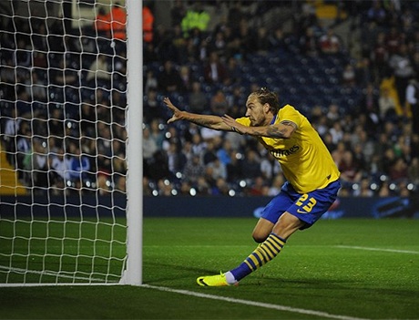 Tiền đạo người Đan Mạch cố hãm tốc độ, nhưng không thành công