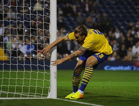 Bendtner đã lao thẳng vào cột dọc