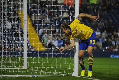 Một pha va cham khá đau tiền đạo mang áo 23 của Arsenal