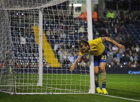 Một pha va cham khá đau tiền đạo mang áo 23 của Arsenal