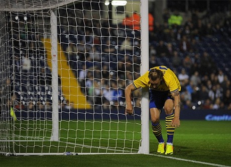 May cho Bendtner, pha va chạm không khiến anh gặp chấn thương