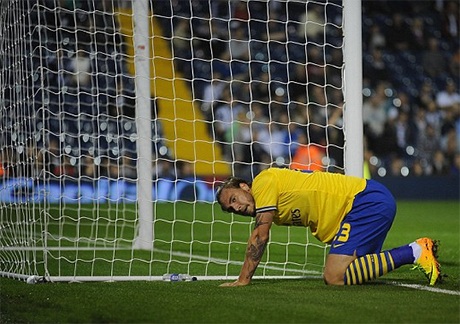 Chỉ ít phút nằm sân, anh đã trở lại thi đấu