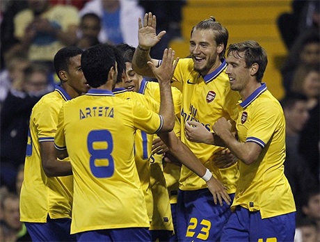 Anh chia vui với đồng đội khi Arsenal có bàn thắng