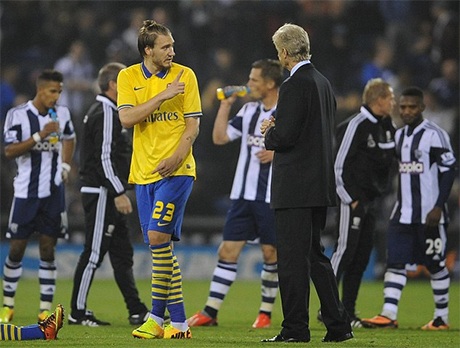 Bendtner trao đổi với Wenger trước loạt sút phạt đền.