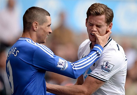 Torres nhận thẻ vàng đầu tiên do vuốt má, kéo môi Vertonghen