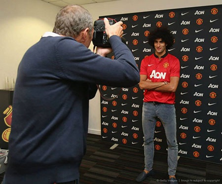 Fellaini mang áo số 31 tại Man Utd - 9 ...và chụp hình