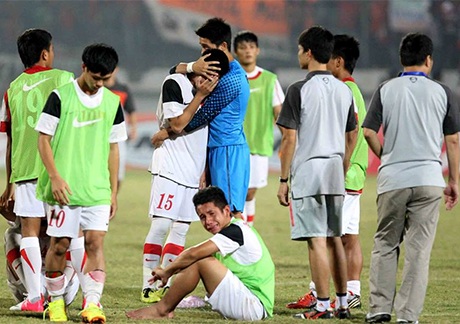 Thua U19 Indonesia sau loạt luân lưu, U19 Việt Nam về nhì - 1 Các cầu thủ U19 Việt Nam nhỏ lệ sau thất bại, ảnh: HAGL FC