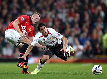 Jones và Suarez cùng đau trong một pha va chạm