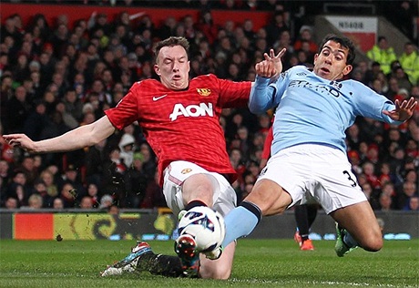 Thêm tình huống có sự nhăn nhó của Jones khi chặn Tevez