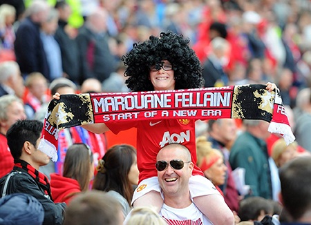 Một CĐV chào đón sự có mặt của tân binh Fellaini