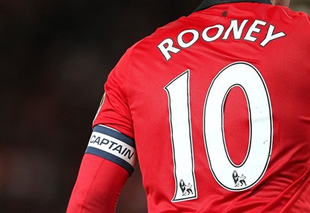 Rooney mang băng đội trưởng MU trong trận đấu với  Liverpool