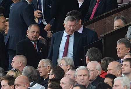 Alex Ferguson bất ngờ trở lại SVĐ Old Trafford. Ông đã bình phục hoàn toàn sau ca phẫu thuật hông