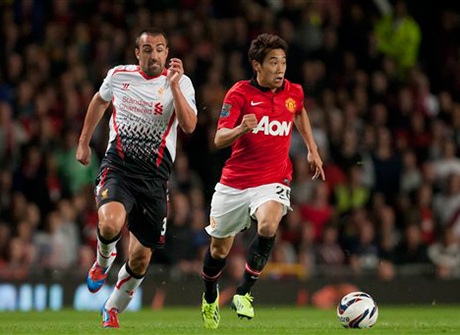 Kagawa tranh bóng cùng Enrique, hai đội thi đấu tấn công tương đối bế tắc