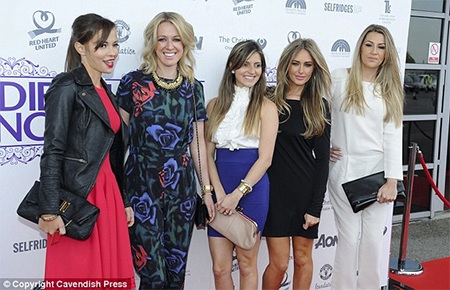 Các nàng WAGS đọ dáng trước khi vào buổi gặp mặt