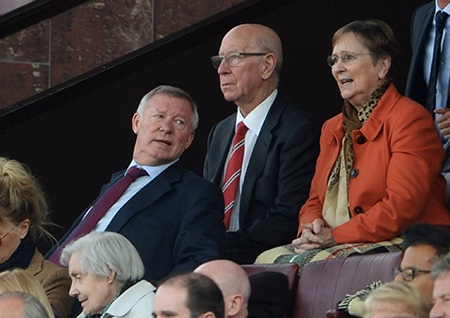 Alex Ferguson ngồi ngay phía trước Bobby Chalton