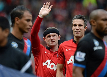 Rooney bất ngờ ra sân với một chiếc băng đầu