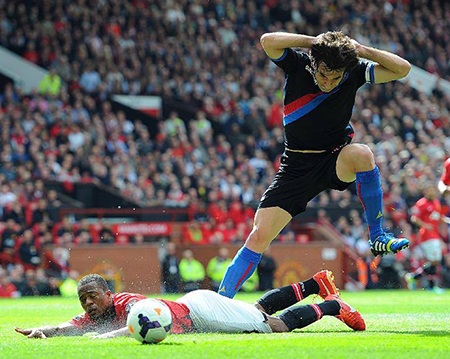 Mặt sân chưa khô ảnh hưởng phần nào tới trận đấu