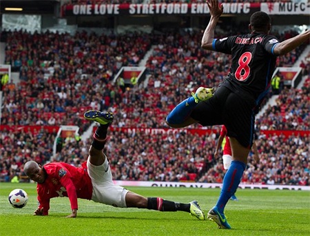 Nhưng trọng tài lại thổi phạt đền và thẻ đỏ cho cầu thủ đội khách