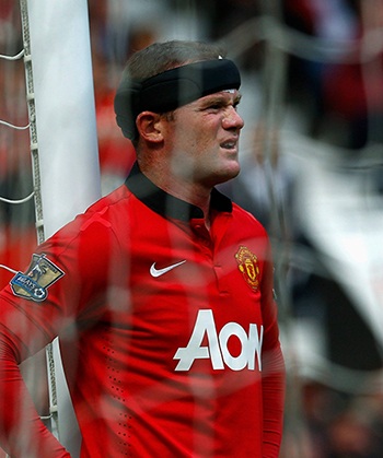 Rooney nhăn nhó trước một cơ hội bị bỏ lỡ