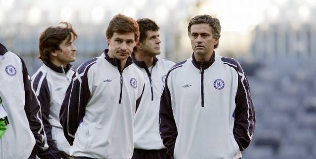 7 năm kề vai sát cánh giữa Mourinho và Villas-Boas - 5 Villas-Boas cùng Mourinho trên sân tập của Chelsea